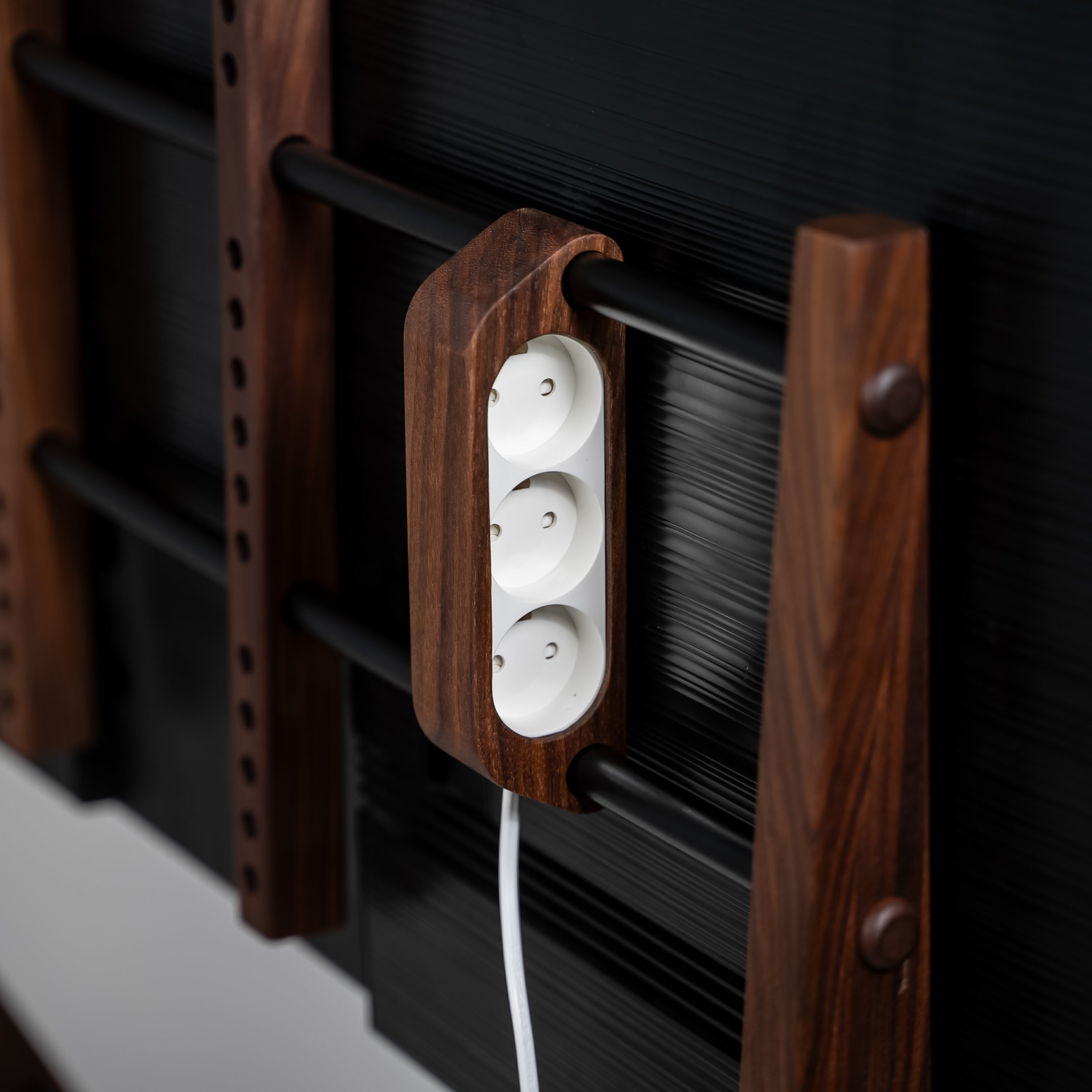 Stekkerdoos - Notenhout (tv-meubel)